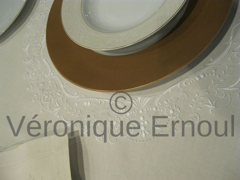 Détail de la nappe et de la vaisselle de « Royal Limoges »