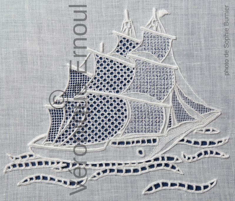 Voilier 3 mats, en broderie Richelieu et grilles ajourées