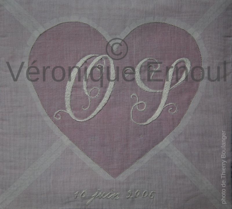 Coussin sur organdi, lettres en passé empiétant