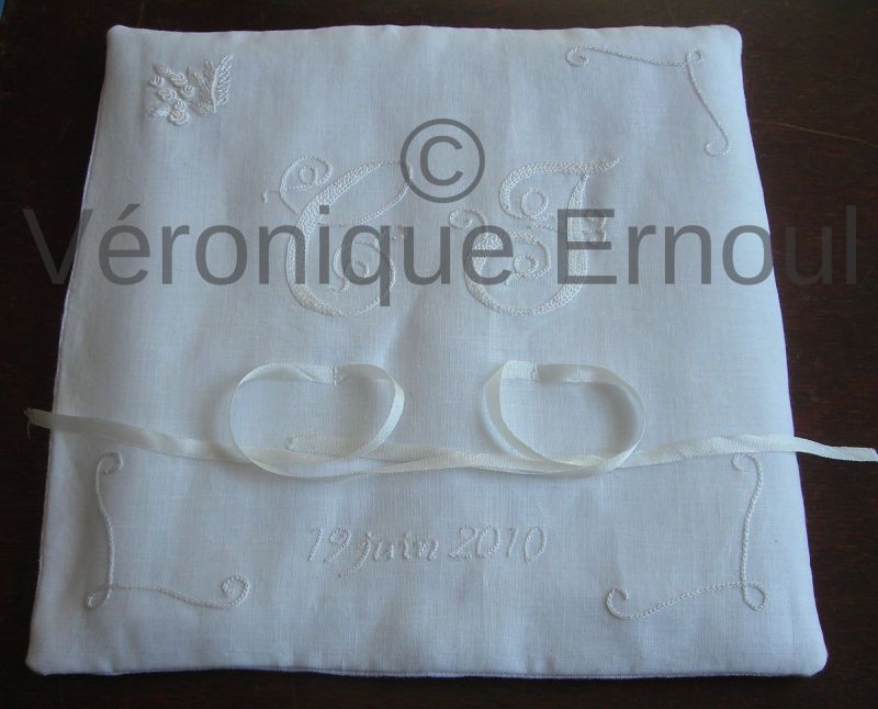 Coussin en lin brodé au point de Beauvais