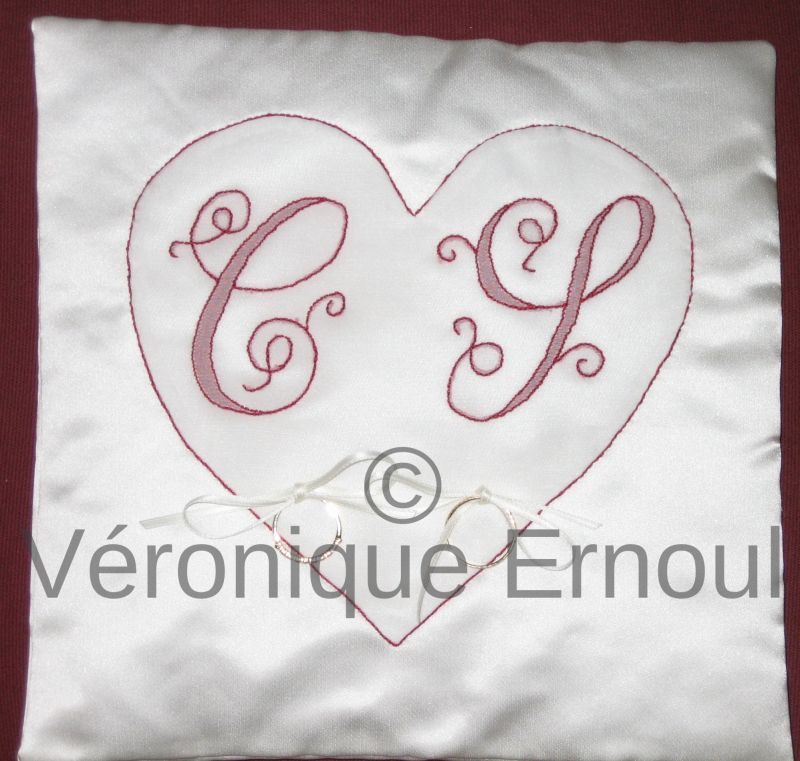 Coussin en soie, lettres brodées au point d'ombre sur organza