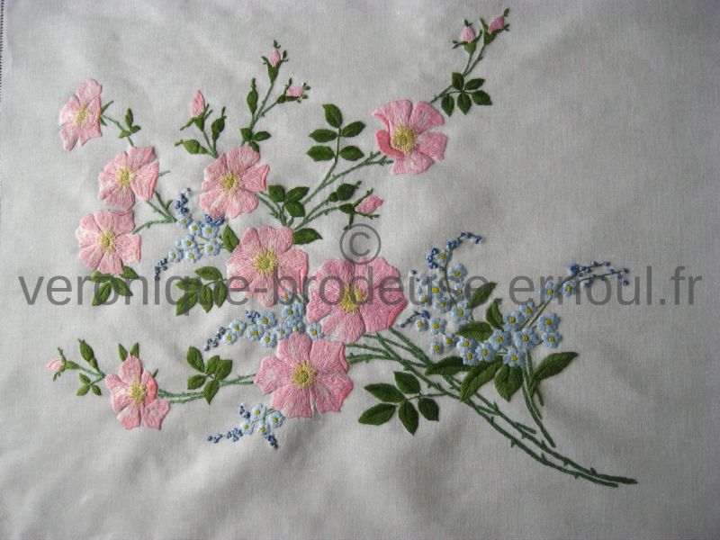 Branches d’églantier et de myosotis brodée par Jacqueline