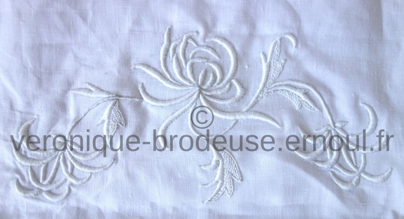 Petite branche de chrysanthème brodée par Karine H.